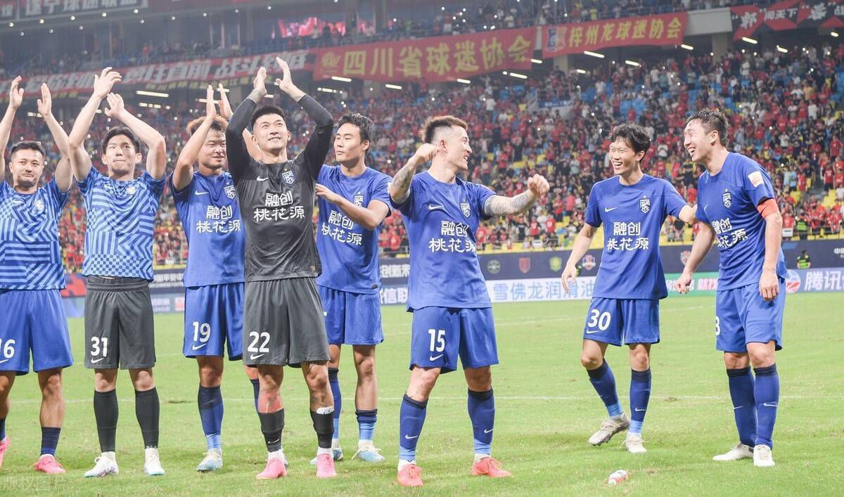 “齐达内是有史以来最好的中场球员之一，我经常看他的集锦。
